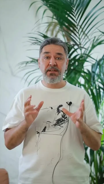 Dr. Berkant Oman kameraya bilgi verirken, kendi Instagram video kapağından
